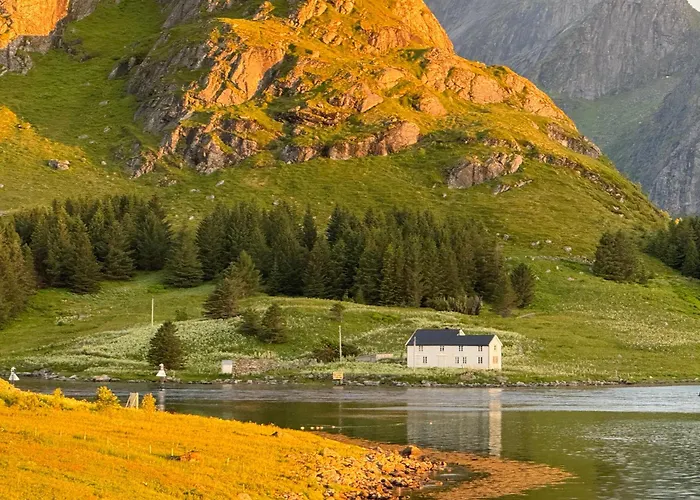 Enebolig Med Eventyrlig Beliggenhet Like Ved Sjoen I Lofoten Villa