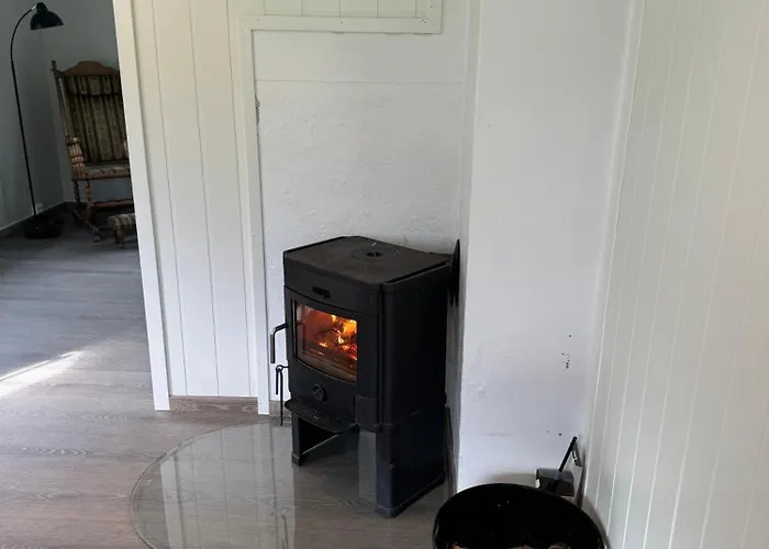 Enebolig Med Eventyrlig Beliggenhet Like Ved Sjoen I Lofoten * Sund (Nordland)