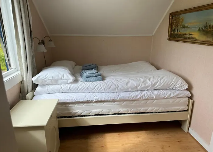 Villa Enebolig Med Eventyrlig Beliggenhet Like Ved Sjoen I Lofoten