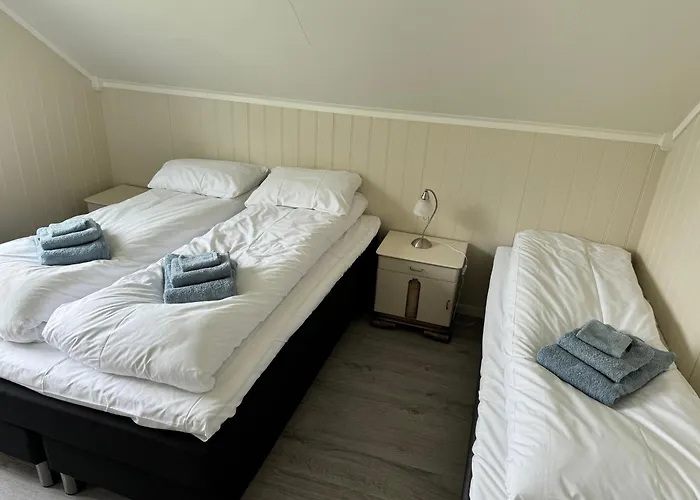 Enebolig Med Eventyrlig Beliggenhet Like Ved Sjoen I Lofoten Villa *