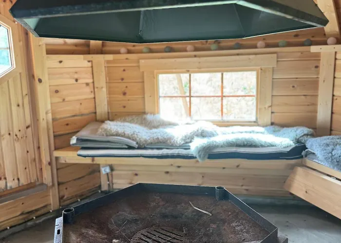 Villa Enebolig Med Eventyrlig Beliggenhet Like Ved Sjoen I Lofoten