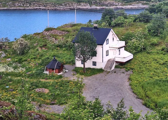 Villa Enebolig Med Eventyrlig Beliggenhet Like Ved Sjoen I Lofoten