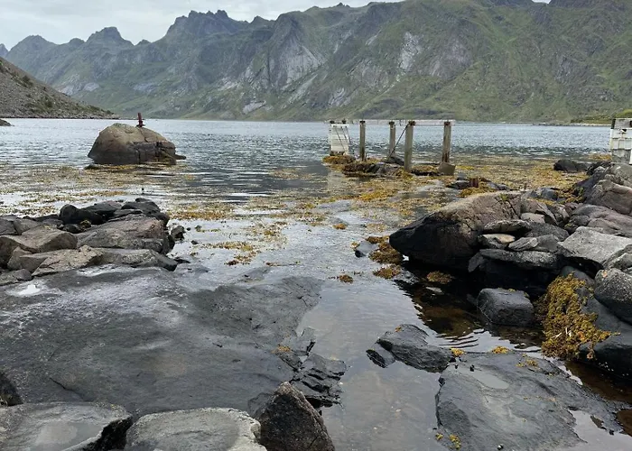 Villa Enebolig Med Eventyrlig Beliggenhet Like Ved Sjoen I Lofoten *