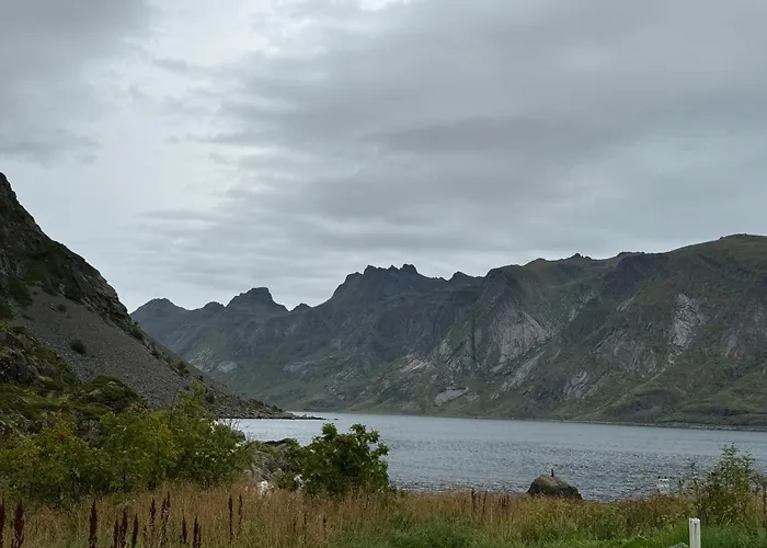 Enebolig Med Eventyrlig Beliggenhet Like Ved Sjoen I Lofoten * Sund (Nordland)