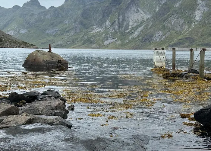Enebolig Med Eventyrlig Beliggenhet Like Ved Sjoen I Lofoten *
