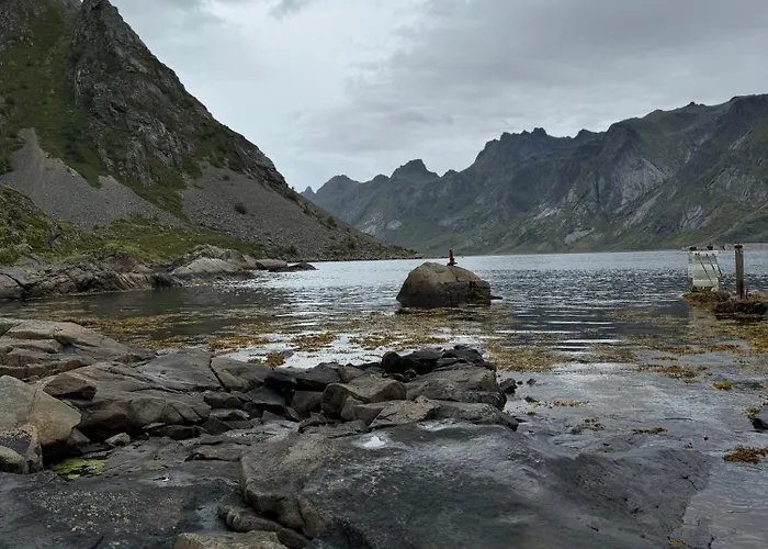 Enebolig Med Eventyrlig Beliggenhet Like Ved Sjoen I Lofoten