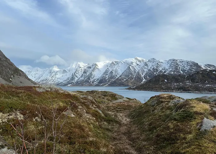 Enebolig Med Eventyrlig Beliggenhet Like Ved Sjoen I Lofoten *