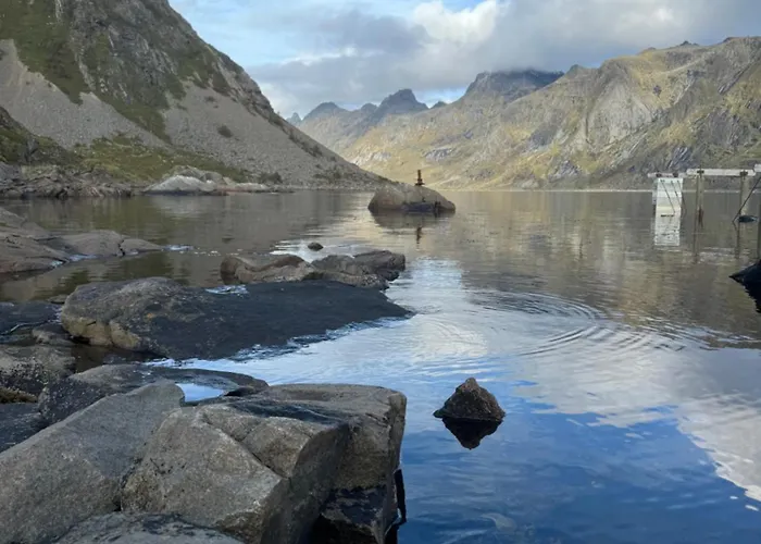Enebolig Med Eventyrlig Beliggenhet Like Ved Sjoen I Lofoten *