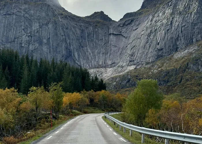 Villa Enebolig Med Eventyrlig Beliggenhet Like Ved Sjoen I Lofoten