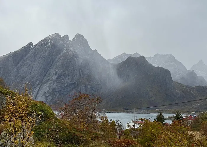 Enebolig Med Eventyrlig Beliggenhet Like Ved Sjoen I Lofoten Villa