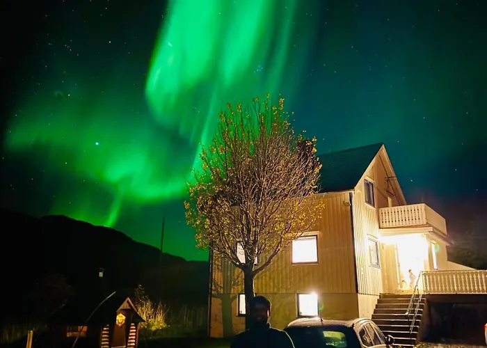 Enebolig Med Eventyrlig Beliggenhet Like Ved Sjoen I Lofoten Villa *