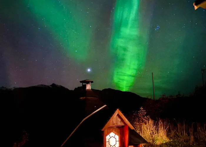 Villa Enebolig Med Eventyrlig Beliggenhet Like Ved Sjoen I Lofoten *