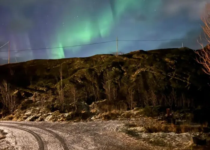Enebolig Med Eventyrlig Beliggenhet Like Ved Sjoen I Lofoten