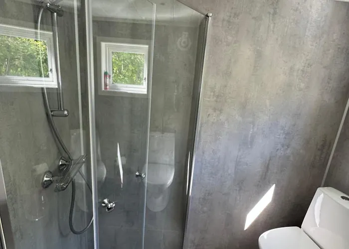 Villa Enebolig Med Eventyrlig Beliggenhet Like Ved Sjoen I Lofoten