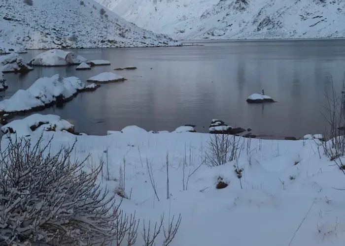 Enebolig Med Eventyrlig Beliggenhet Like Ved Sjoen I Lofoten Villa Sund (Nordland)