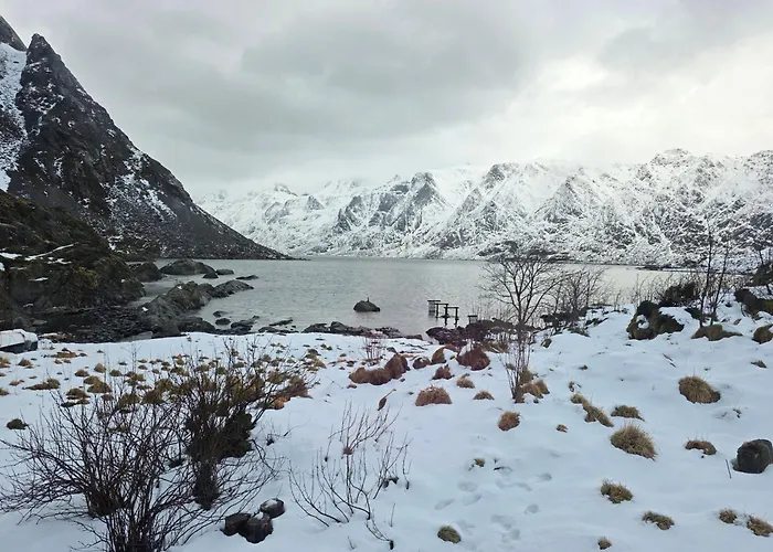 Enebolig Med Eventyrlig Beliggenhet Like Ved Sjoen I Lofoten * Sund (Nordland)