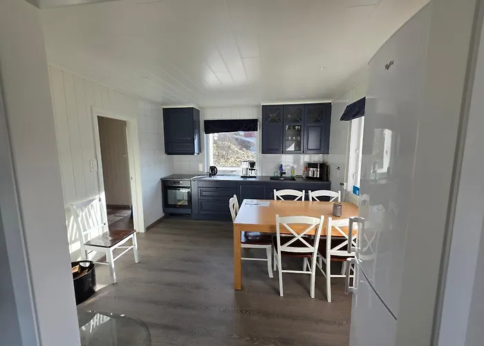 Enebolig Med Eventyrlig Beliggenhet Like Ved Sjoen I Lofoten