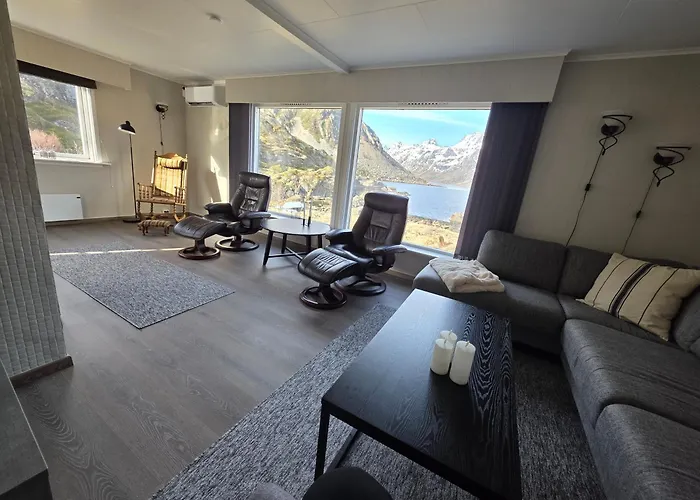Enebolig Med Eventyrlig Beliggenhet Like Ved Sjoen I Lofoten Sund (Nordland)