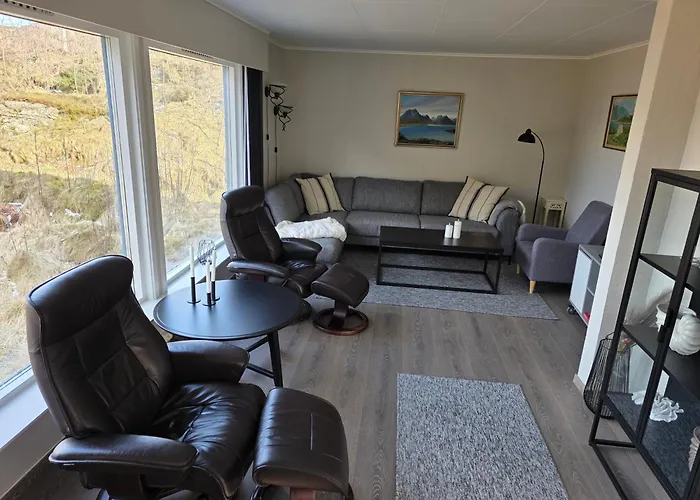 Enebolig Med Eventyrlig Beliggenhet Like Ved Sjoen I Lofoten * Sund (Nordland)