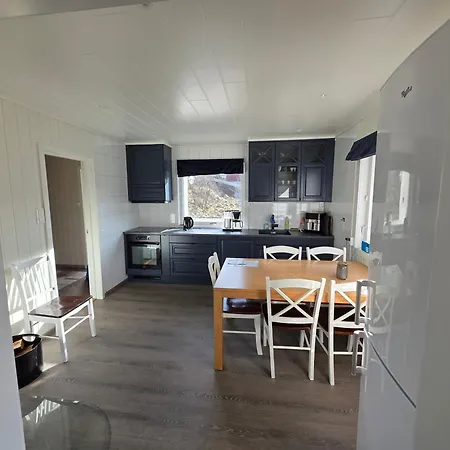 Enebolig Med Eventyrlig Beliggenhet Like Ved Sjoen I Lofoten