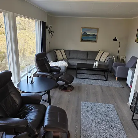 Enebolig Med Eventyrlig Beliggenhet Like Ved Sjoen I Lofoten * Sund (Nordland)