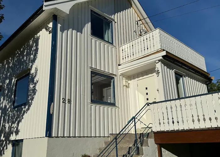 Willa Enebolig Med Eventyrlig Beliggenhet Like Ved Sjoen I Lofoten *
