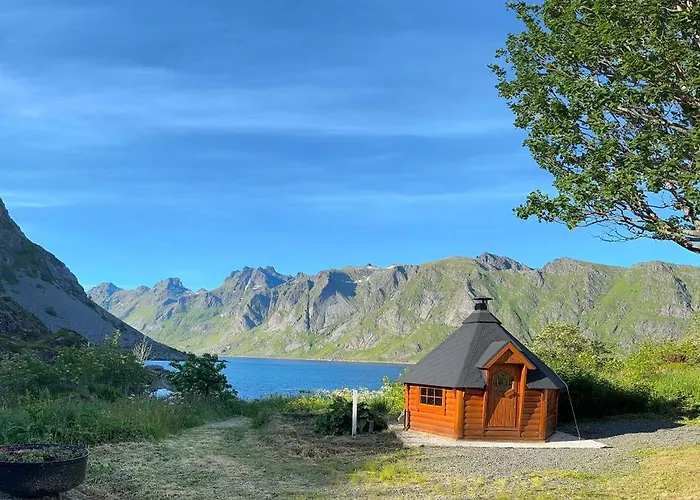 Enebolig Med Eventyrlig Beliggenhet Like Ved Sjoen I Lofoten *