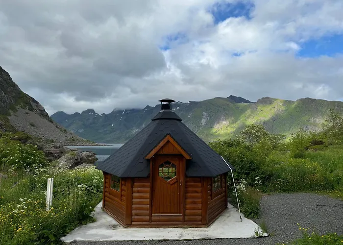 Willa Enebolig Med Eventyrlig Beliggenhet Like Ved Sjoen I Lofoten Sund (Nordland)