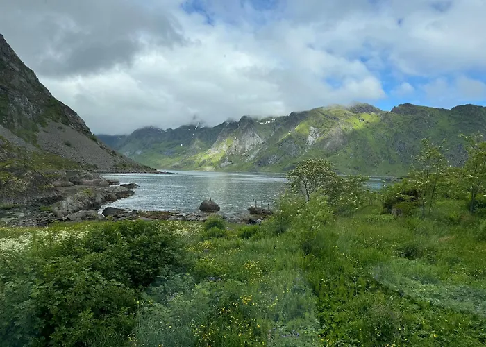 Enebolig Med Eventyrlig Beliggenhet Like Ved Sjoen I Lofoten * Sund (Nordland)