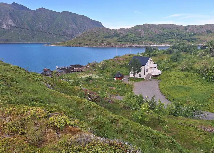 Willa Enebolig Med Eventyrlig Beliggenhet Like Ved Sjoen I Lofoten
