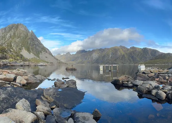 Enebolig Med Eventyrlig Beliggenhet Like Ved Sjoen I Lofoten * Sund (Nordland)