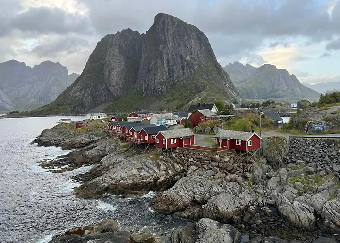 Enebolig Med Eventyrlig Beliggenhet Like Ved Sjoen I Lofoten Sund (Nordland)
