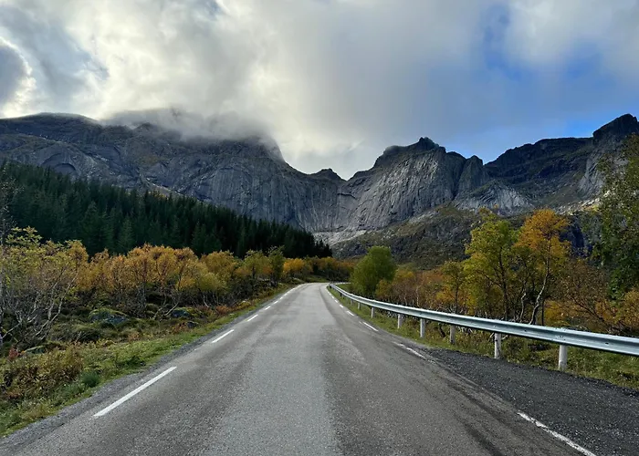 Enebolig Med Eventyrlig Beliggenhet Like Ved Sjoen I Lofoten Willa Sund (Nordland)