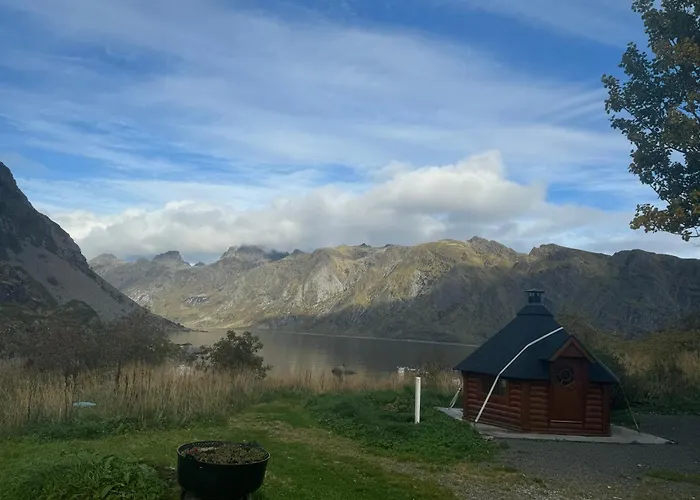 Enebolig Med Eventyrlig Beliggenhet Like Ved Sjoen I Lofoten