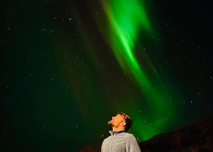 Willa Enebolig Med Eventyrlig Beliggenhet Like Ved Sjoen I Lofoten